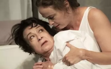 Мариета Калъпова и Йоана Буковска като пианистката Шарлота и дъщеря й Ева.