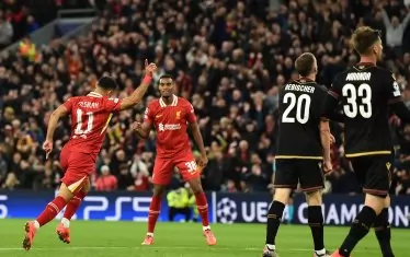  Мохамед Салах (вляво) тръгва да се радва на прекрасния си гол, с който оформи победата на "Ливърпул" с 2:0 над гостуващия "Болоня".