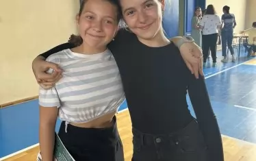 Кати от 6 "в" (вдясно) и Маги от 7 "б" (вляво) на "Българско школо" са безкрайно щастливи от участието си на игрите - освен полезни знания и умения, те са намерили и безценни приятелства.