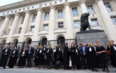 Слага се край на вписването на адвокати без изпит