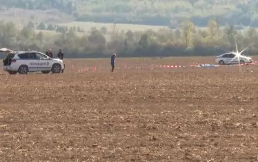  Извършени са три огледа на мястото на инцидента край ботевградското село Литаково. До момента е ясно, че парашутът на загиналия мъж не се е отворил.