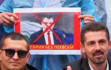 Преди година Доган определи Делян Пеевски като феномен. Сега фракцията в ДПС около почетния председател вижда в лицето му враг номер едно.