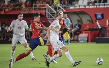 Халфът Мартин Субименди (в червено), който вкара победния гол за Испания срещу Дания, опитва да отнеме топката от Мортен Хюлманд по време на двубоя в Мурсия.
