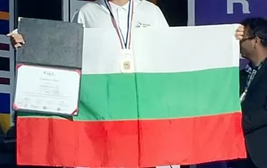 Светослав Арабов от Математическата гимназия "Д-р Петър Берон" във Варна (в средата) отново грабна златен медал, като това е третото му поредно златно отличие по астрономия на международно ниво.