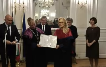  Голямата певица Силви Вартан с почетната грамота.