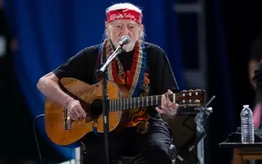  Кънтри легендата пее на концерт на 25 октомври в Хюстън в подкрепа на кампанията на кандидата на Демократическата партия Камала Харис. 