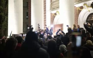 Протестиращи, полиция, репортери са се струпали около главния вход на театъра.