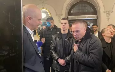 Ангел Джамбазки и директорът Василев си разменят реплики.