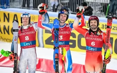 Хенрик Кристоферсен, Клеман Ноел и Лоик Меяр (от ляво на дясно) позират след финала.