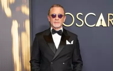 Даниел Крейг, последният засега Бонд, прeдстави продуцентите Уилсън и Броколи.