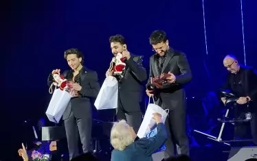 Зрителки изненадаха певците с кукли на Дядо Коледа.