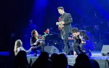 Цветя и автографи.