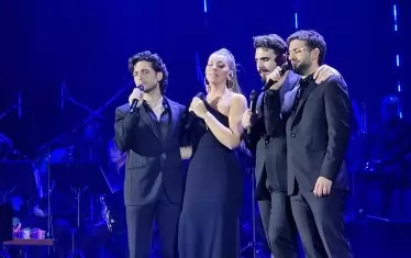 Момчетата със солистката Сесил.