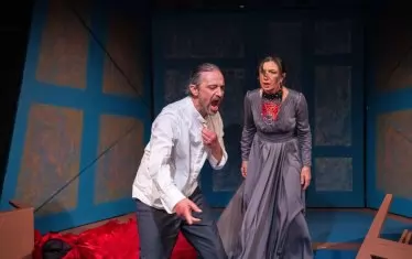  Цветан Алексиев и Снежина Петрова в драматичния пик на постановката.