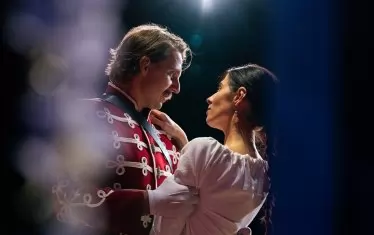 Ирина Митева също създава атрактивен образ на будно българско момиче.