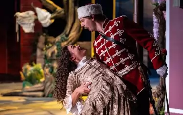 Ненчо Костов и Кремена Славчева. Костюми - Йордан Михалев.