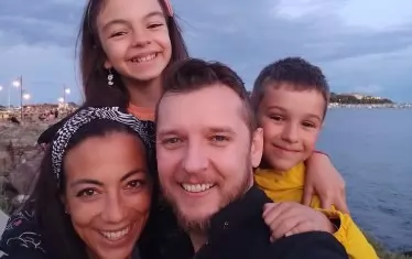  Митко с приятелката си, нейната дъщеря и своя син.