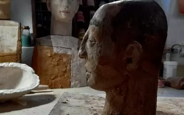  Един от скулптурните портрети в изложбата