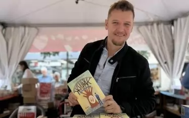  Благодарение на редактора Христо Блажев "Живак" вече живее свой живот и като роман.