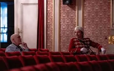 Джон Малкович и Ненчо Костов в кратка почивка по време на репетиция.