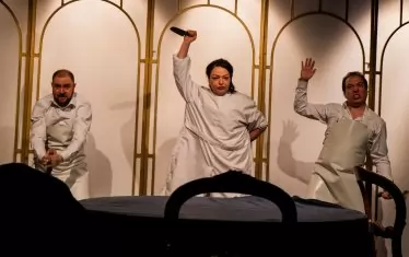  Божидар Мицев, Деница Даринова и Кирил Бояджиев в комедия, която на моменти се доближава до абсурдистка драма.