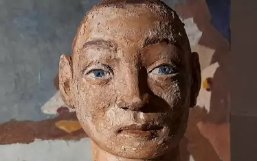  Още един от скулптурните портрети на авторката.