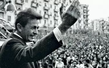 Секретарят на Италианската компартия Енрико Берлингуер по време на митинг.