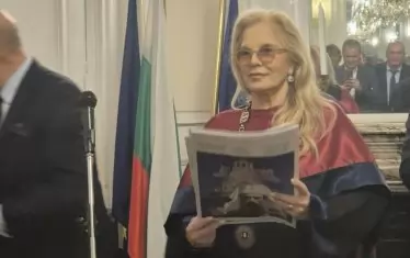  Голямата певица Силви Вартан с почетната грамота и огърлието.