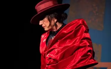  Може би Нора ще си тръгне, за да продължи извън дома незавършения разговор за равноправието на жената.