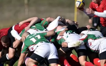 Момент от днешния мач между "Балкански котки" (в зелени фланелки) и "Локомотив" (Сф).