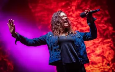  Когато пее, Бет се отдава изцяло, без да пести емоции.