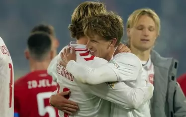 Датчаните Мадс Рьорслев (вдясно) и Мортен Хюлманд се прегръщат след равенството срещу Сърбия, което класира "червения динамит" на 1/4-финал в Лигата на нациите.