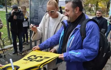 Запалянкото поднася жълтото трико на "Тракия" за подпис от бившата световна рекордьорка.