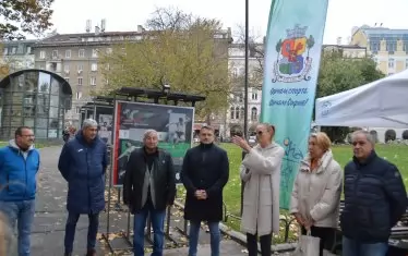 Присъстващите на церемонията откриват фотоизложбата "100 г. българска лека атлетика".