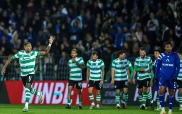 Бразилецът Дуду (вляво) ликува, след като е вкапал първия гол за "Черно море" срещу "Левски".