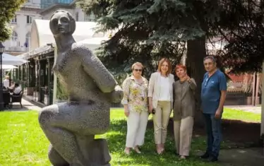Скулптура на Шмиргела краси и градската градина пред СГХГ.