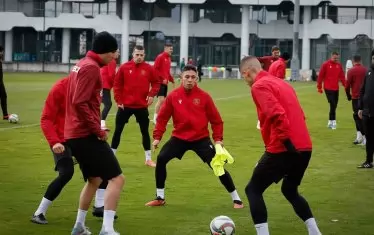 Преди срещата си с Майкъл Оуен националите ни проведоха и първа тренировка преди двубоите с Люксембург и Беларус. На снимката: Халфът на "Цволе" Филип Кръстев (с потник в ръка) е в центъра на квадрат по време на заниманието.