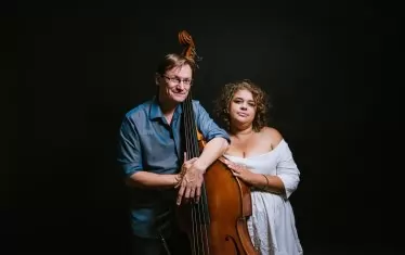  Камерното дуо на певицата Ридина Ахмедова и контрабасистът Петр Тихи