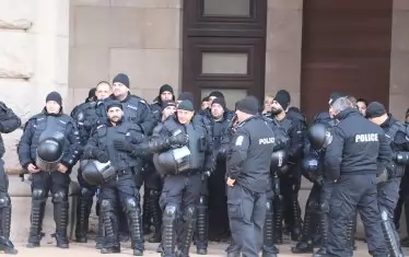 Огромен брой полицаи бяха мобилизирани да охраняват парламента.