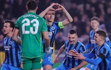 Капитанът на "Брюж" Ханс Ванакен е оформил сърце с ръцете си, след като е вкарал от дузпа на вратар №1 в света за изминалата година Емилиано Мартинес (№23) при успеха на белгийския тим над "Астън Вила".