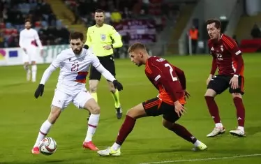 Българският рефер Георги Кабаков (на заден план) следи как арменският национал Наир Тикнизян (вляво) финтира латвийския защитник Даниелс Балодис при победата на Армения с 2:1 в Рига.