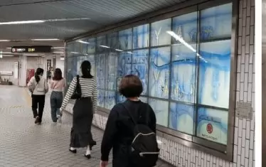Стъклените пана на Катя Гецова от метрото в Нагоя превземат "Аросита"