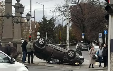 Кола се преобърна по таван на "Орлов мост"