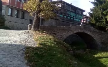  Мостът и къщата.