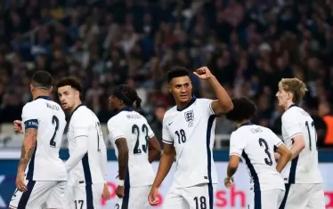 Нападателят Оли Уоткинс е вдигнал радостно юмрук, след като е отбелязал първия гол за Англия при победата в Гърция.