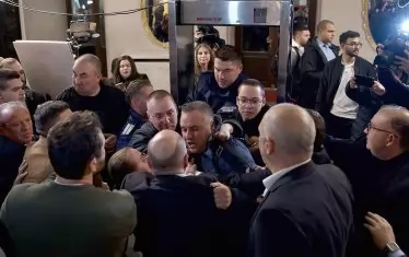 Политикът от ВМРО Ангел Джамбазки напада директора на Народния театър Васил Василев