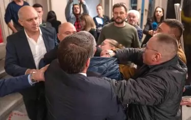 Сблъсъци имаше не само пред сградата, но и вътре в театъра