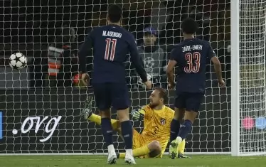 18-годишният талант на "Пари Сен Жермен" Уорън Заир-Емери (вдясно) вкарва попадението за тима си при загубата с 1:2 от "Атлетико" (Мадрид) в Париж.