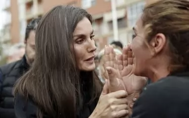 Кралица Летисия се опитва да успокои жена, която е загубила свой близък при тежкото наводнение.