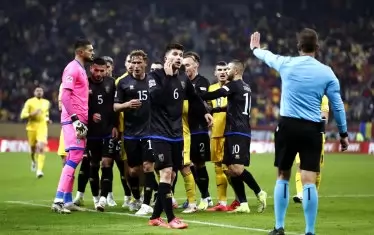 Футболистите на Косово съобщават на главния рефер Мортен Крог, че ще напуснат терена на ст. "Арена Национала" в Букурещ заради скандиранията "Сърбия, Сърбия" от страна на румънски ултраси.